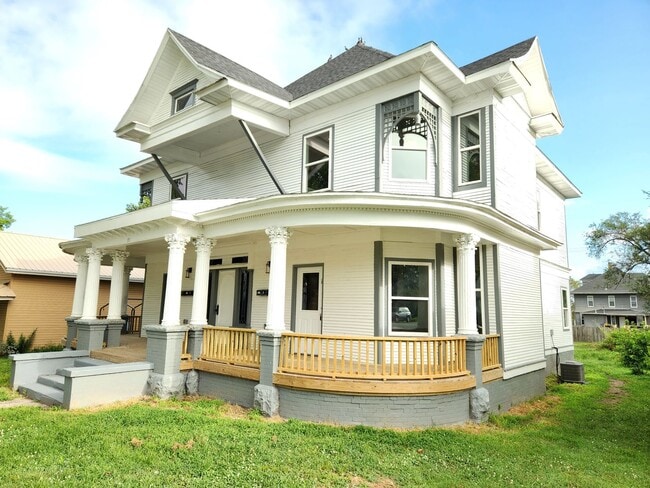 Building Photo - Spacious 2-Bedroom, 1-Bathroom Home AVAILA...