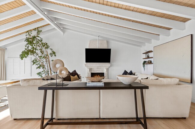 Building Photo - 2019 Sunset Plaza Dr
