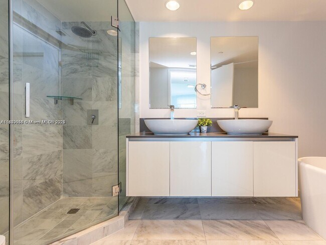 Foto del edificio - 9821 E Bay Harbor Dr