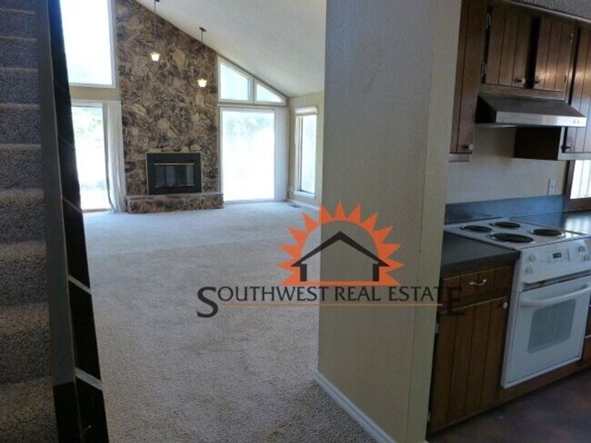 Building Photo - Golf Course Property!