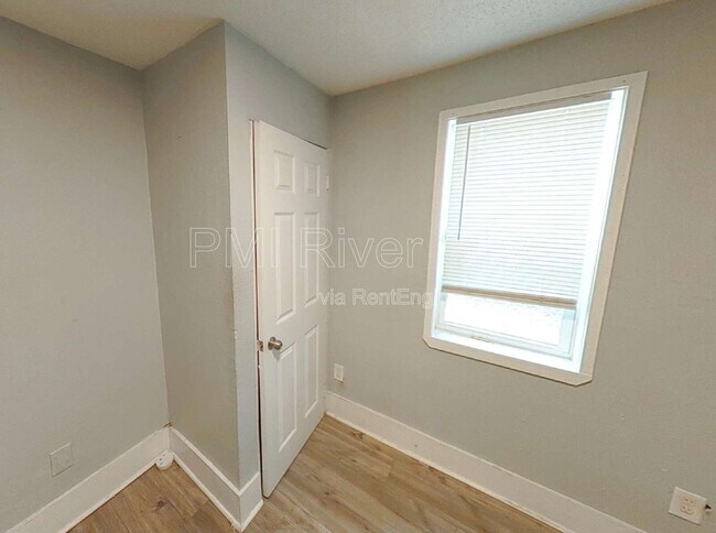 Foto del edificio - 1331 W 25th St
