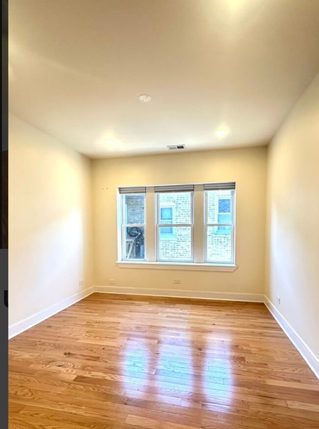 Building Photo - 1155 W Lunt Ave
