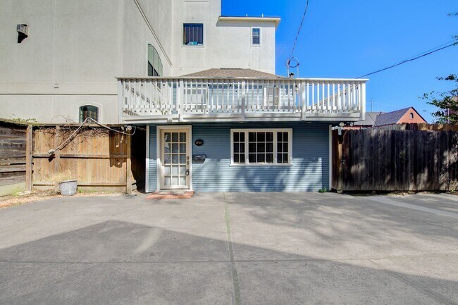 Foto del edificio - Free Standing 1/study located with easy ac...
