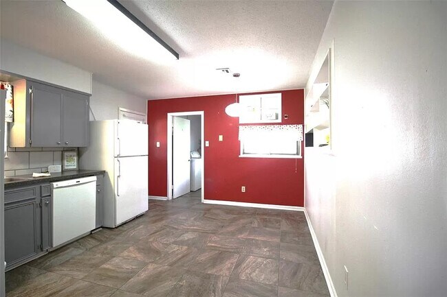 Building Photo - 1711 Caney Lake Dr