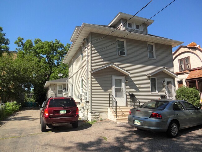 Frente - 619 E Center St