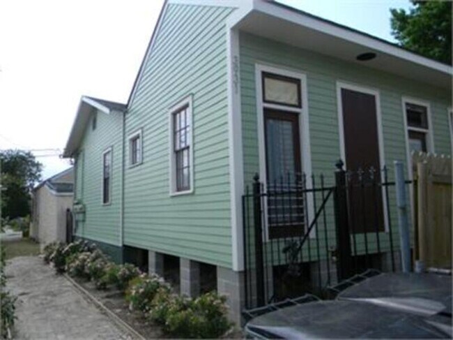 Building Photo - 3931 Annunciation St