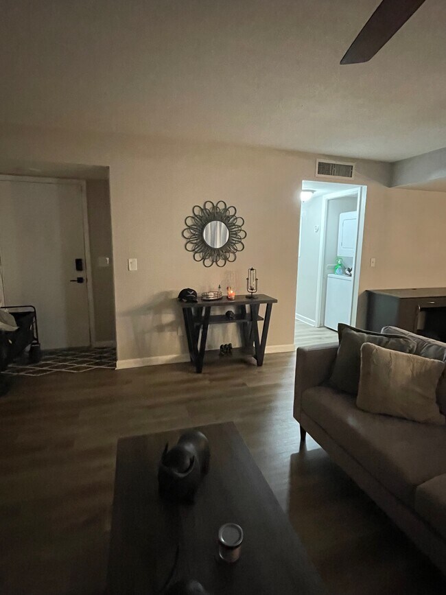 Sala de estar - 4813 Puritan Cir