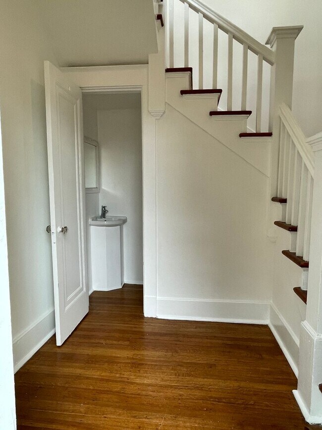 Foto del edificio - Huge 4BD/2.5BA with Sunroom and Backyard