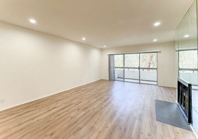 Building Photo - 410 S Barrington Ave
