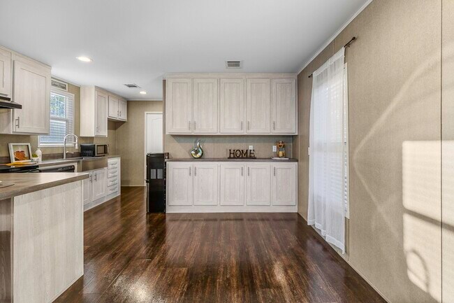 Building Photo - 211 Woodstock