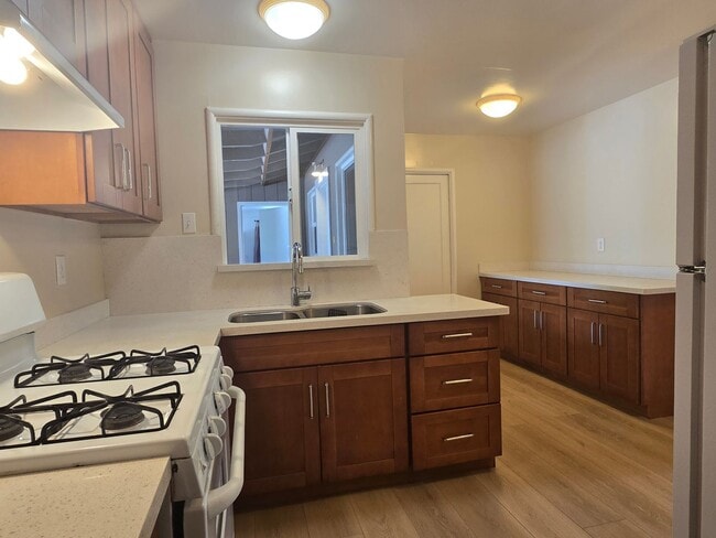 Building Photo - Cute Single Family Home with Large Bonus R...