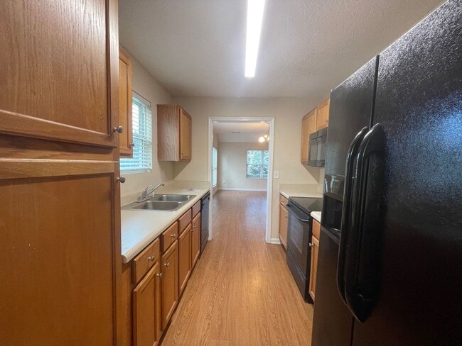 Foto del edificio - LEASING FOR JANUARY 2026! 1/2 SECURITY DEP...