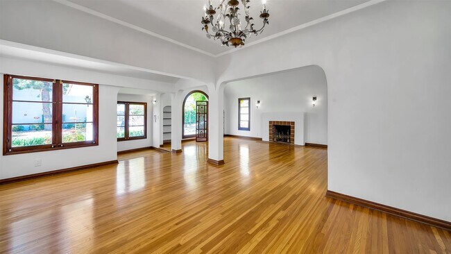 Building Photo - 2050 Overland Ave