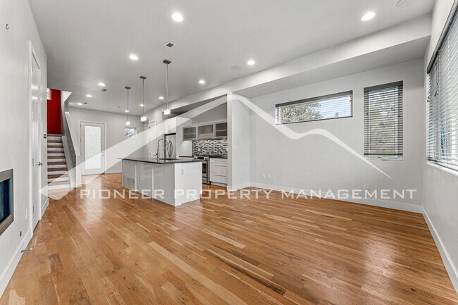 Building Photo - Amazing Townhome with Rooftop Patio, Centr...