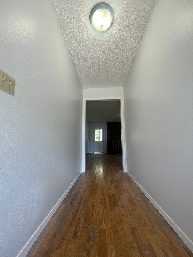 Foto del edificio - Beautiful 3 bedroom 2 full bath 2 car gara...