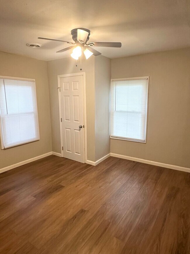 Foto del edificio - Charming 3-Bedroom Home with Spacious Back...