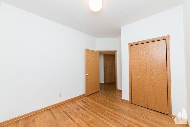 Building Photo - 4231 N Kenmore Ave