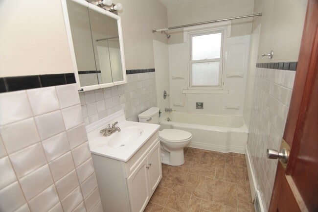 Building Photo - 2 Bedroom 1 Bath Home in Davenport - $250 ...