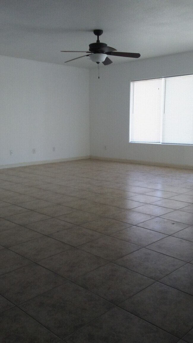 Building Photo - 10549 W Carousel Dr