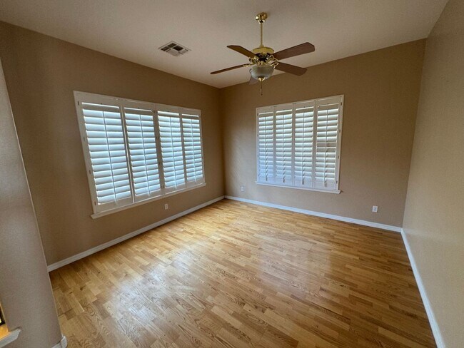 Building Photo - 533 W Desert Flower Ln