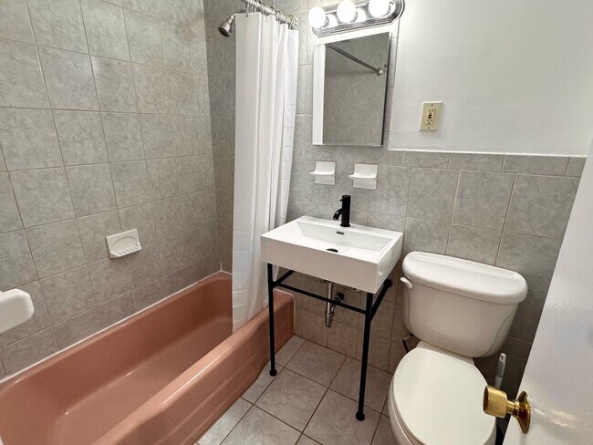 Foto del edificio - 2 BED WITH BALCONY IN BROOKLINE'S WASHINGTON SQUARE!! HT/HW INCLUDED!