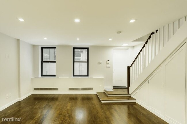 Building Photo - 2 br, 3 bath House - 275 Mott St