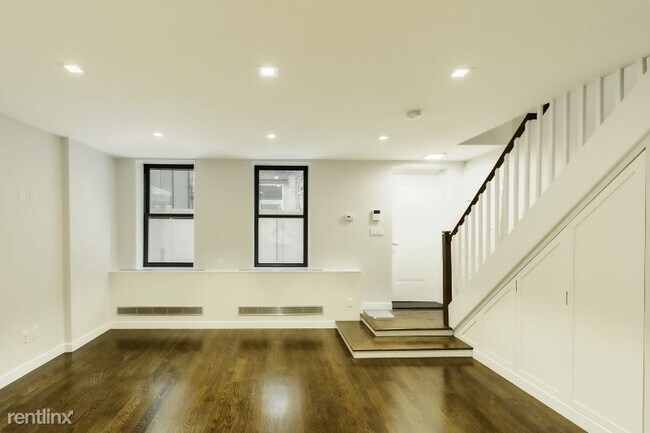Foto del edificio - 2 br, 3 bath House - 275 Mott St