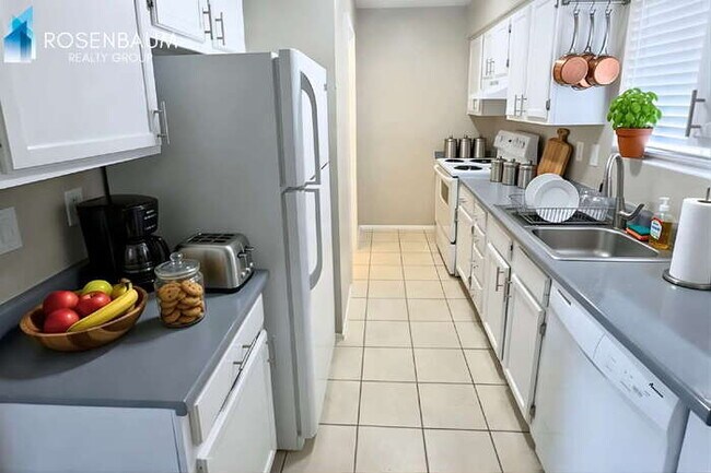 Building Photo - 725 W 1st Ave