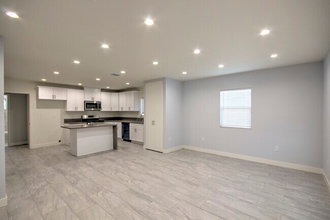 Building Photo - 14604 Cohasset St