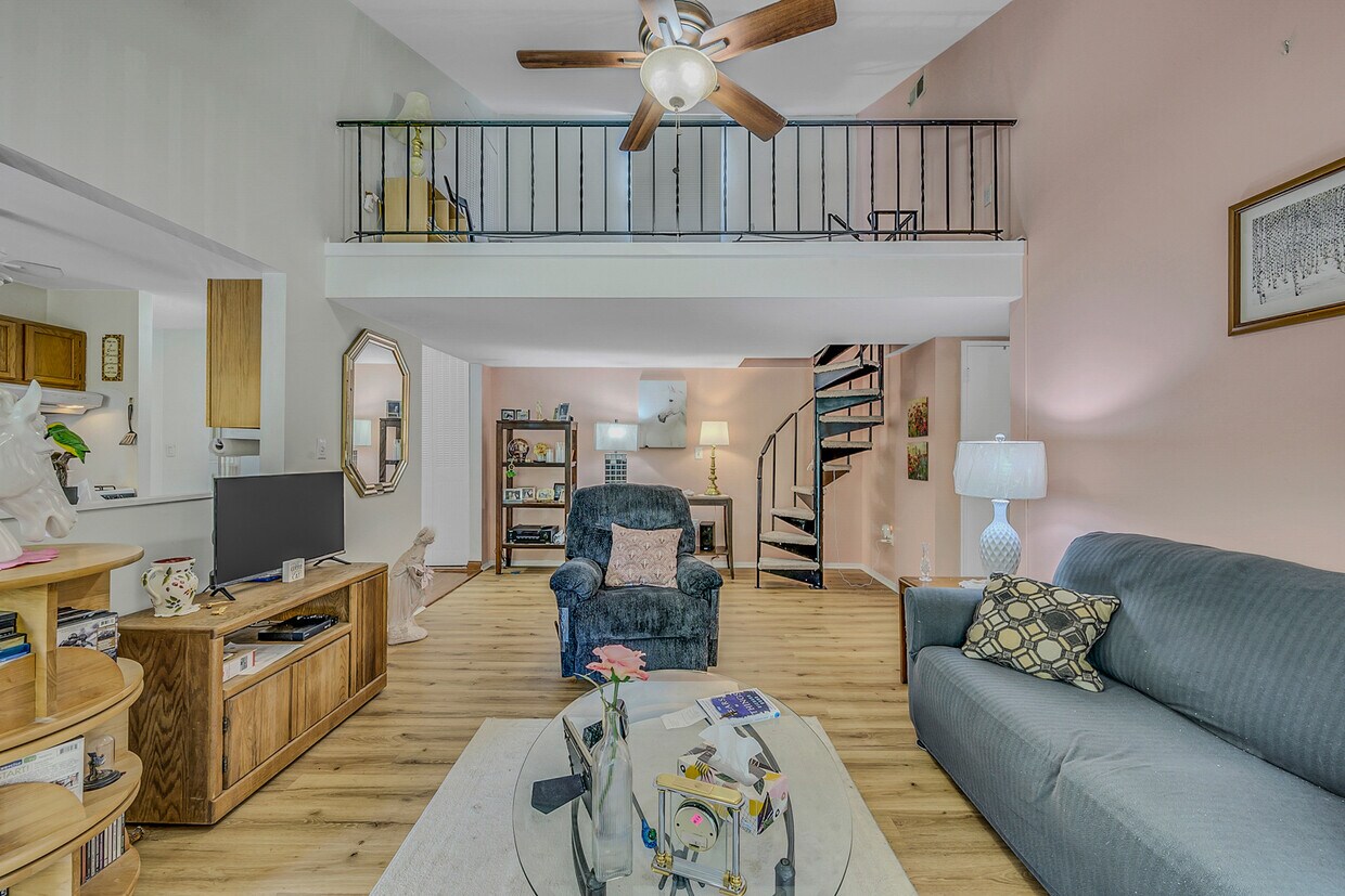 Sala de estar con loft - 1112 Summit Pointe