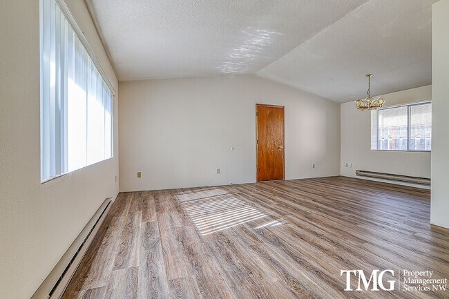 Foto del edificio - Great Duplex w/ 2 Bedrooms and 1 Bath with...