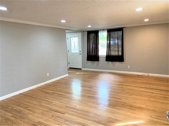 Building Photo - 5 bedroom in Seattle WA 98115