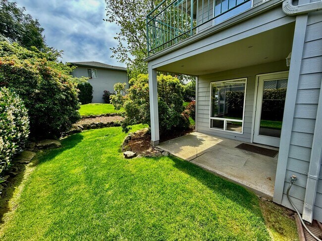 Foto del edificio - Large 980sq. 1 bedroom apartment with attached garage plus 1 parking space