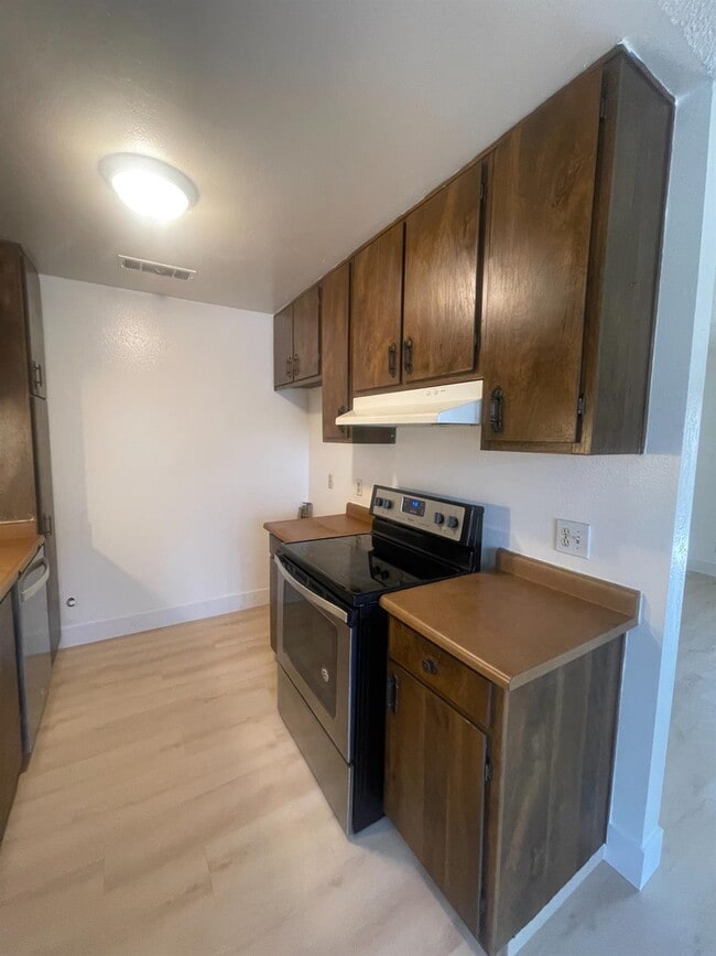 Foto del edificio - 1221 N Peach Ave