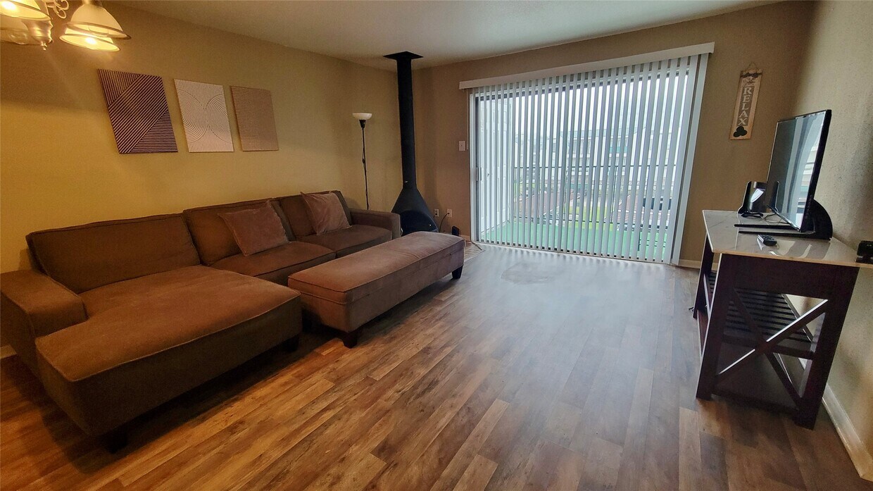 Foto principal - 2824 S Bartell Dr