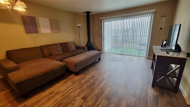 Building Photo - 2824 S Bartell Dr