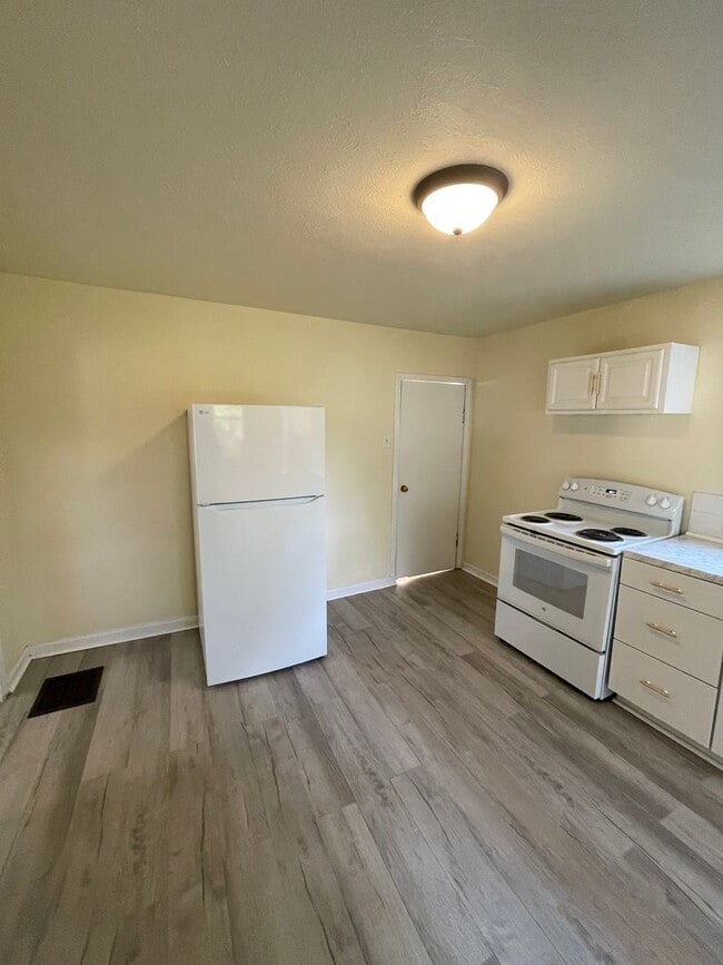 Building Photo - Beautifully renovated 3 bedroom home in Ne...