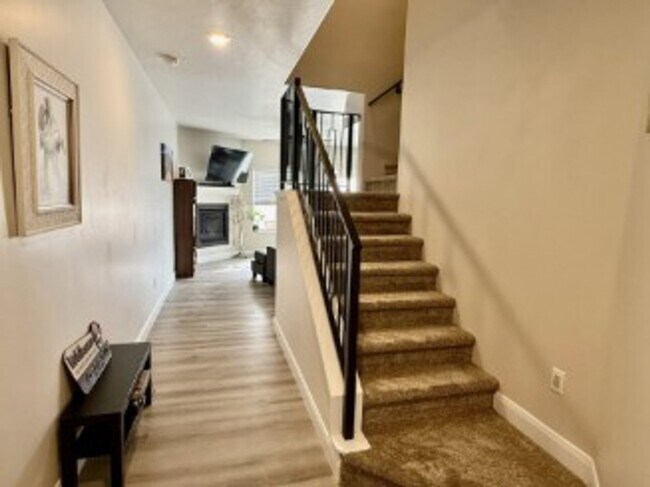 Foto del edificio - Beautiful 3 Bed/2.5 Bath Townhome For Rent!