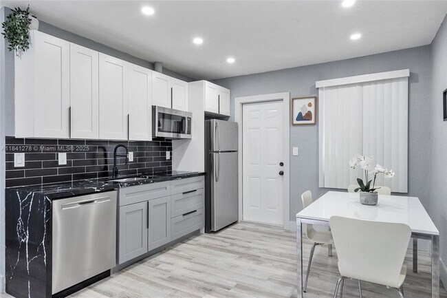 Building Photo - 102 NE 71st St