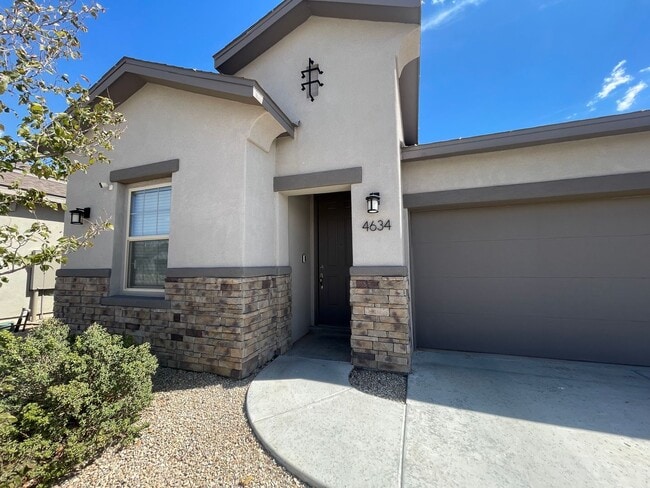 Building Photo - Gorgeous 3 Bedroom/2 Bath Home located in ...