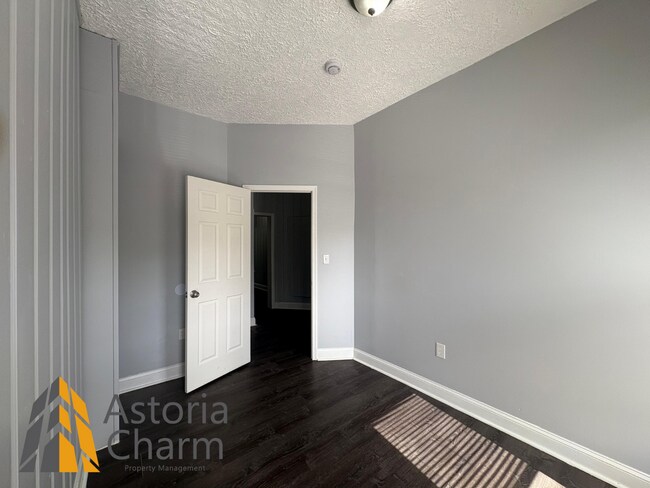 Foto del edificio - Modern 4-Bedroom with Yard & Easy Downtown...