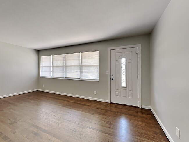 Foto del edificio - Renovated 3BR/2BA Home in Arlington Hills Jacksonville | Garage & Fenced Yard