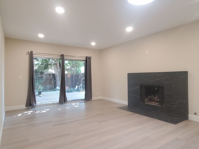 Foto del edificio - Remodeled Home, Beautiful Landscaping, A/C...