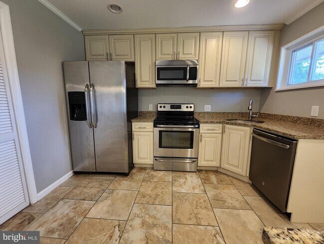 Building Photo - 6205 Yosemite Dr