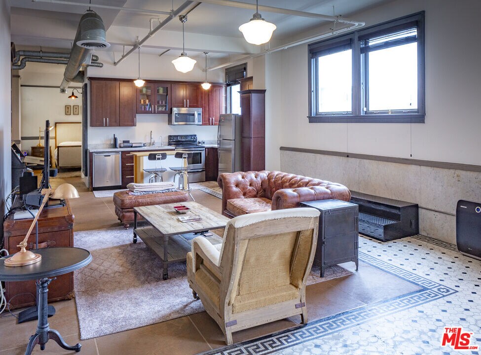 Foto principal - 108 W 2nd St