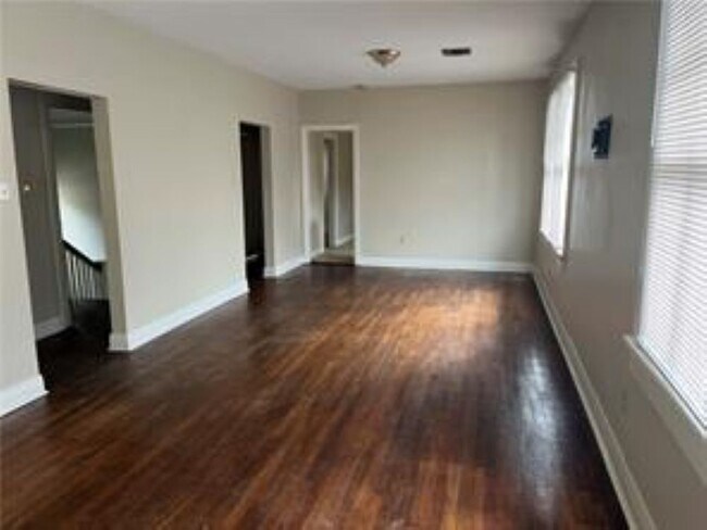 Sala de estar y comedor - 700 Florida Blvd
