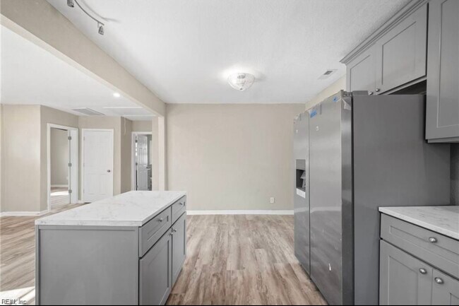 Building Photo - 15 Henry St