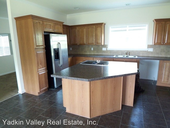 Building Photo - 463 Surry Gadsberry Rd