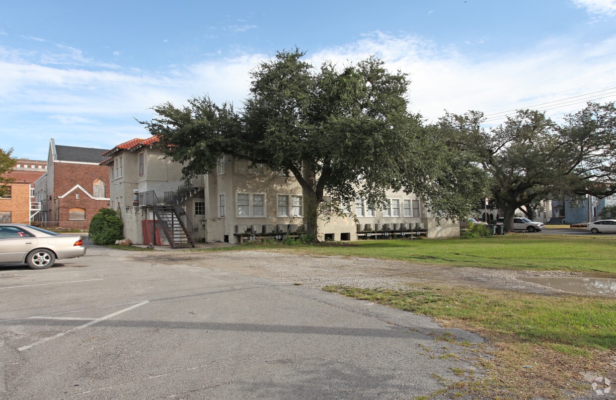Building Photo - 2508 Napoleon Ave