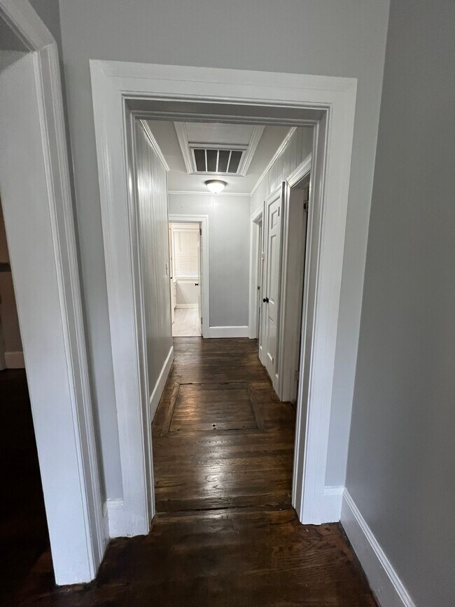 Pasillo - 102 W Daniels St